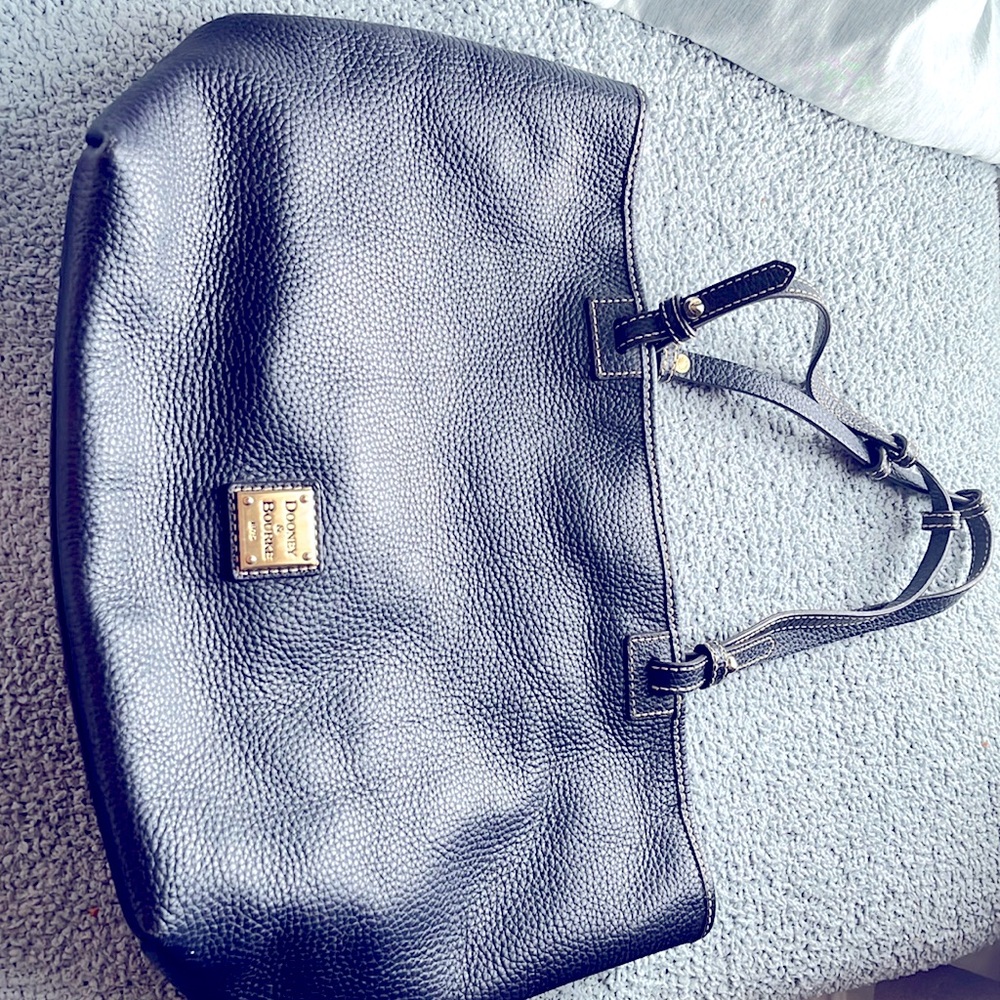 Dooney&Bourke Navy shoulder bag. Great for work and great staple piece for you!